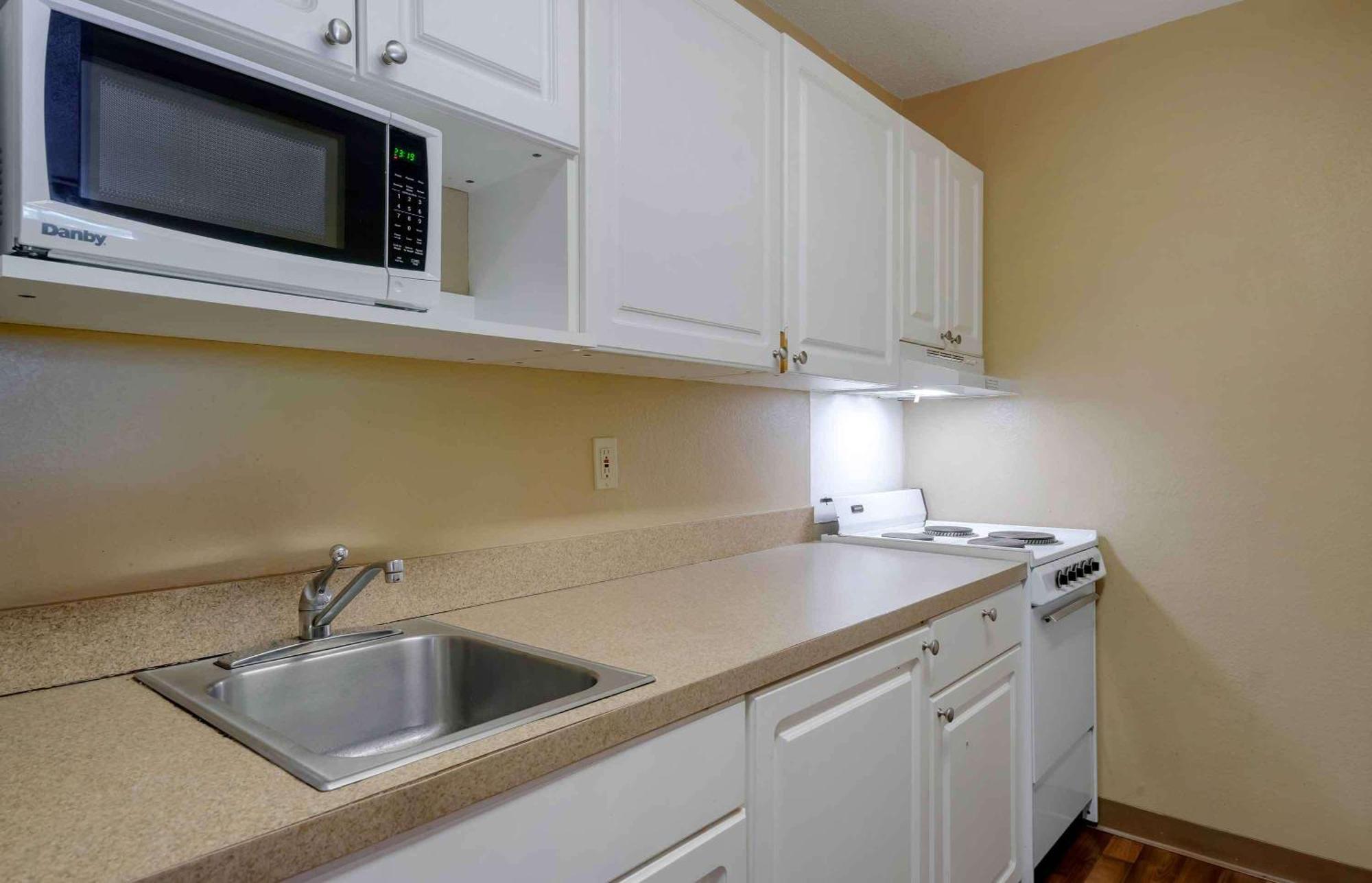Extended Stay America Select Suites Tampa Airport Memorial Hwy Экстерьер фото